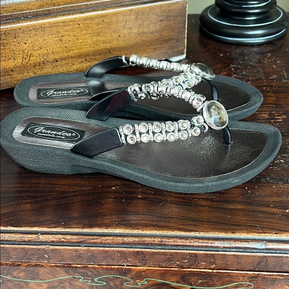 Elegant Black and Silver Sandals with Metallic Accents - Picture 5 of 8